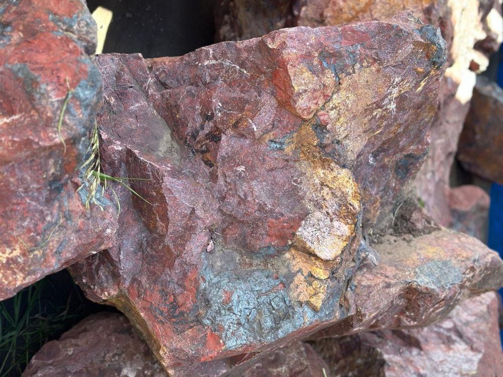 Камни для ландшафтного дизайна красно-фиолетовые 10-60 килограмм купить в Верхней Туре