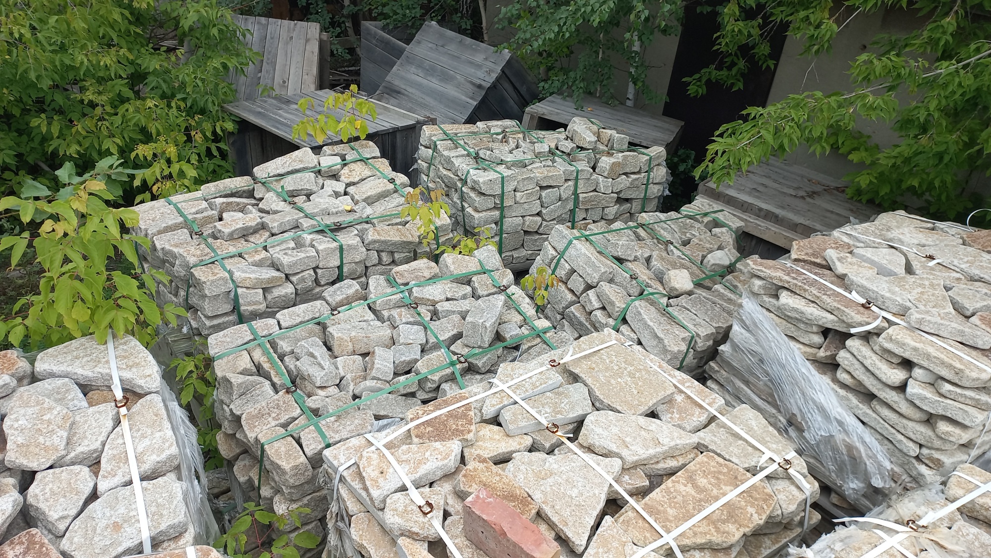 Плитняк галтованный гранитный для ландшафтного дизайна купить в Верхней Туре