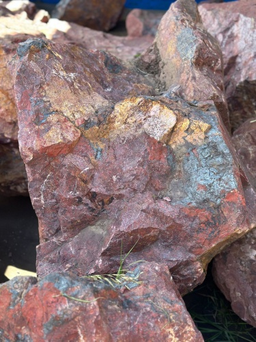 Камни для ландшафтного дизайна красно-фиолетовые 10-60 килограмм купить в Верхней Туре