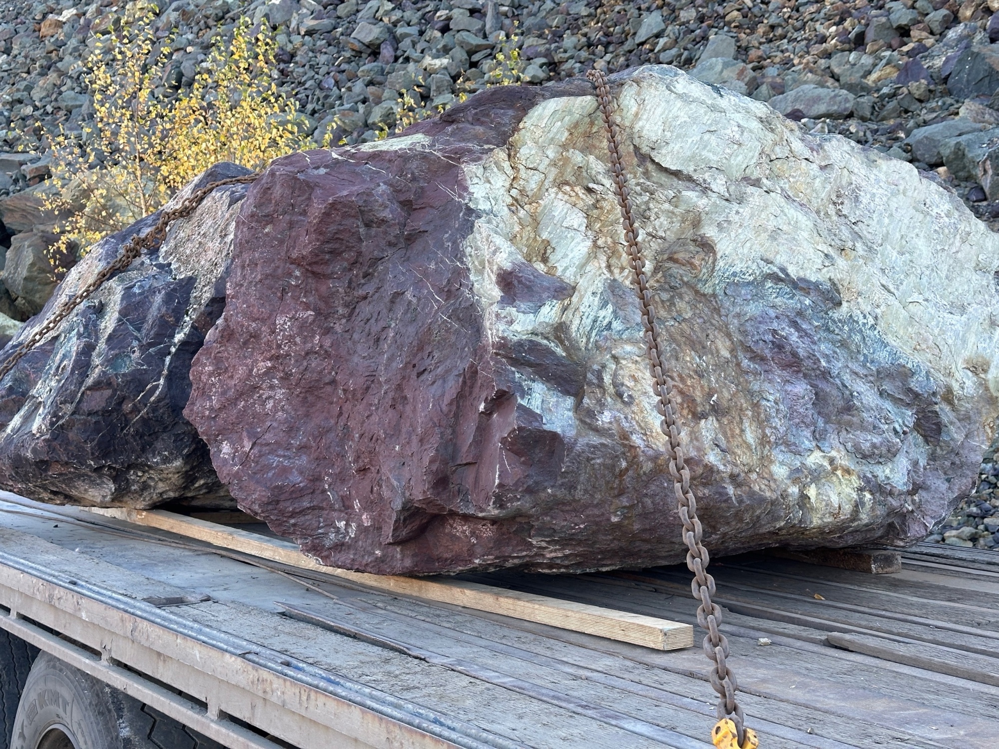 Огромные красно-фиолетовые валуны для ландшафтного дизайна весом более 5 тонн купить в Верхней Туре