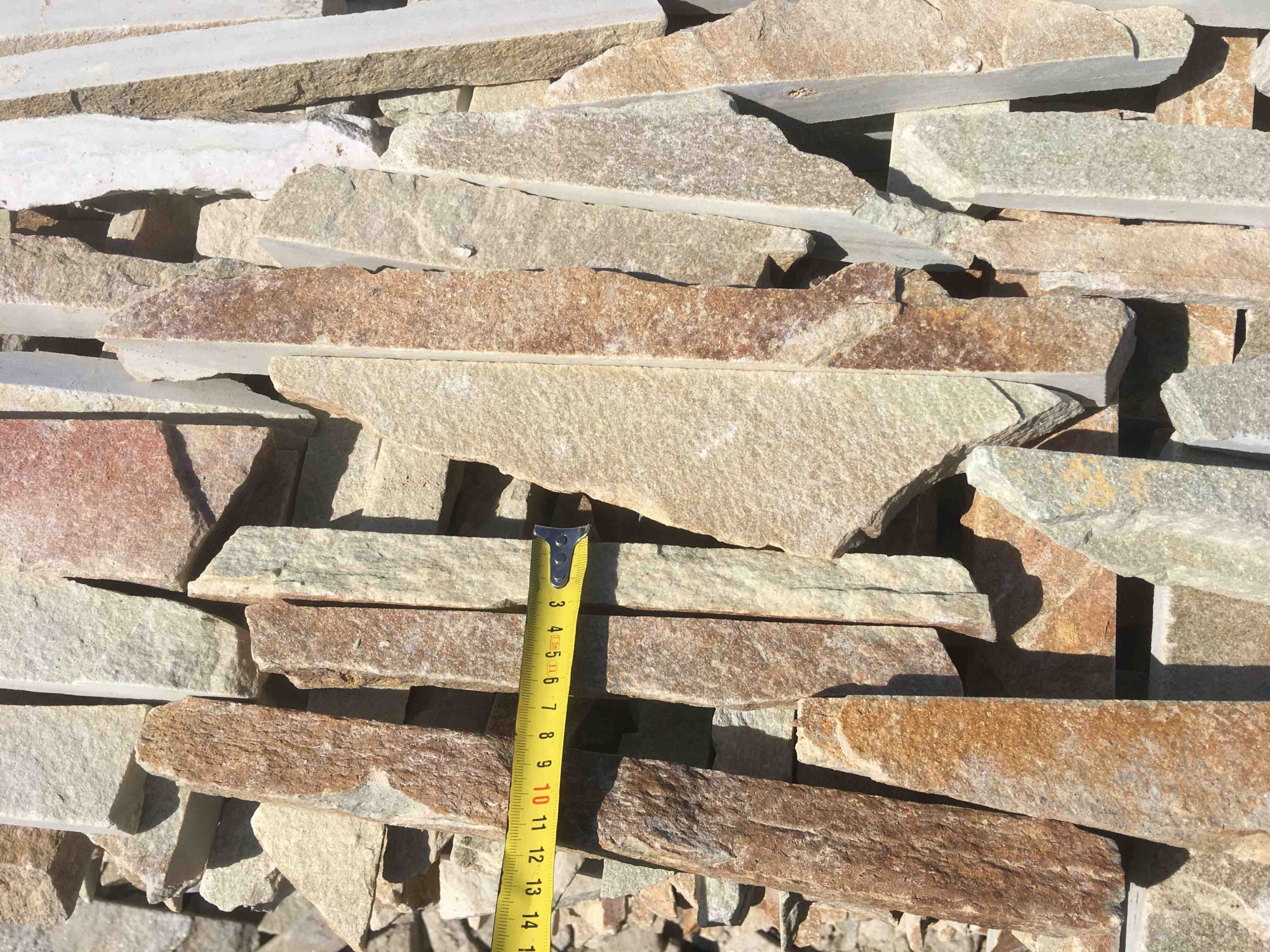 Горбушка златолит золотистый для облицовки купить в Верхней Туре