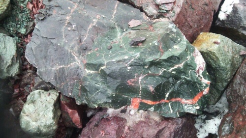 Гигантские зелёные валуны для ландшафтного дизайна весом более 5 тонн купить в Верхней Туре