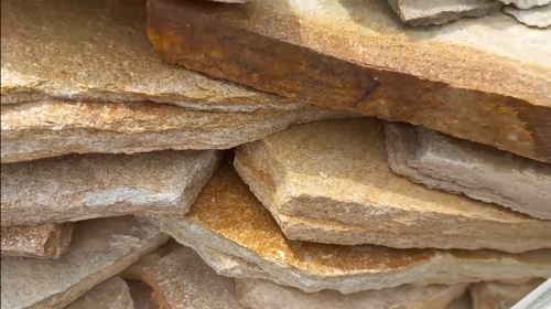 Плитняк златолит жёлтый золотистый для отмостки купить в Верхней Туре