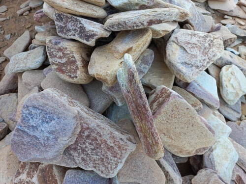 Златолит жёлтый, жёлто-зелёный глыбки и валуны для ланшафтного дизайна купить в Верхней Туре