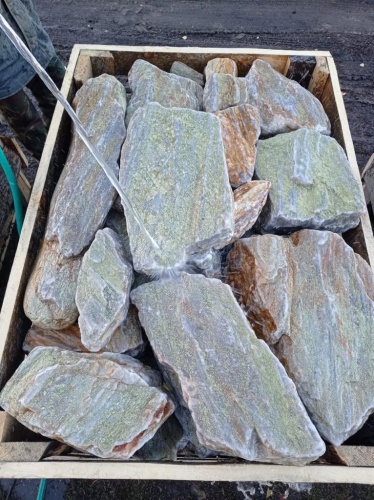 Златолит жёлтый, жёлто-зелёный глыбки и валуны для ланшафтного дизайна купить в Верхней Туре