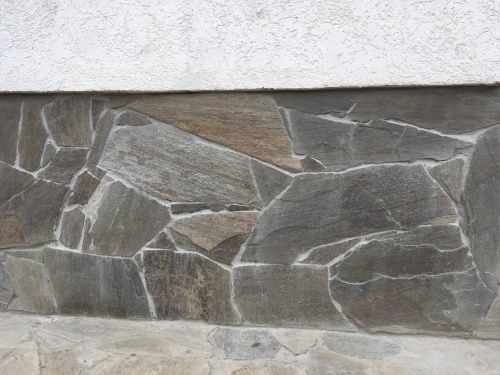 Плитняк златолит Уральский для цоколя, отмостки купить в Верхней Туре