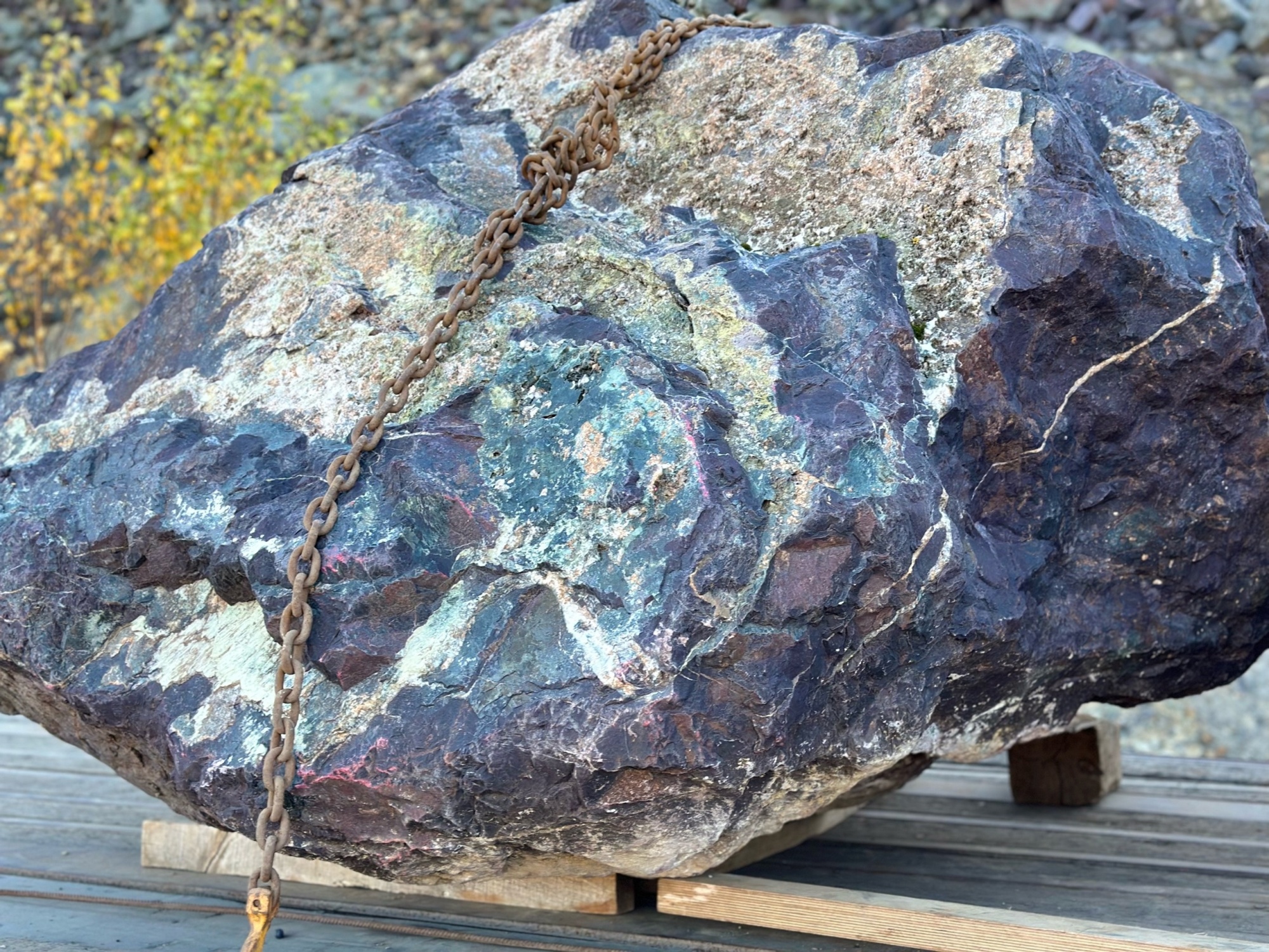 Огромные красно-фиолетовые валуны для ландшафтного дизайна весом более 5 тонн купить в Верхней Туре