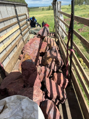 Ландшафтные глыбы красно-фиолетовые 200-1000 килограмм купить в Верхней Туре