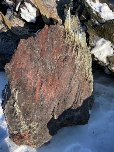 Ландшафтные глыбы красно-фиолетовые 200-1000 килограмм купить в Верхней Туре