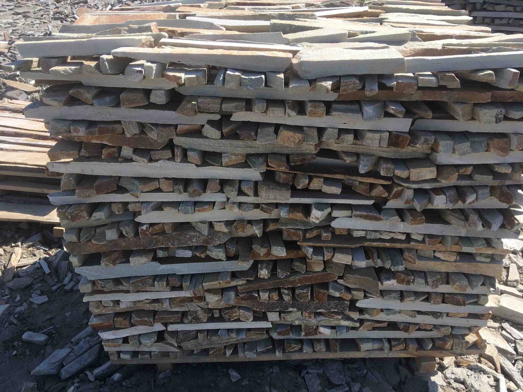 Горбушка златолит золотистый для облицовки купить в Верхней Туре