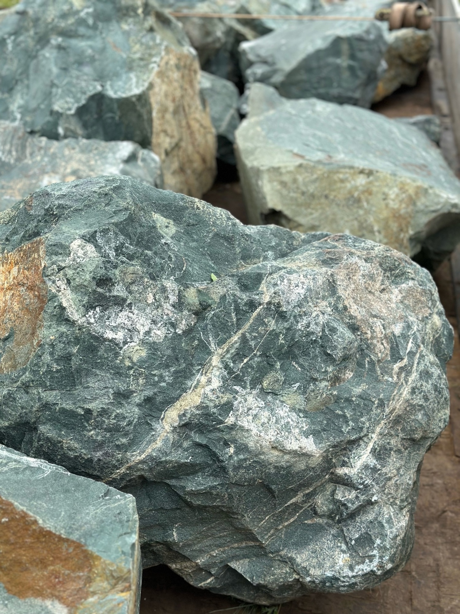 Камни для ландшафтного дизайна зелёные 10-60 килограмм купить в Верхней Туре