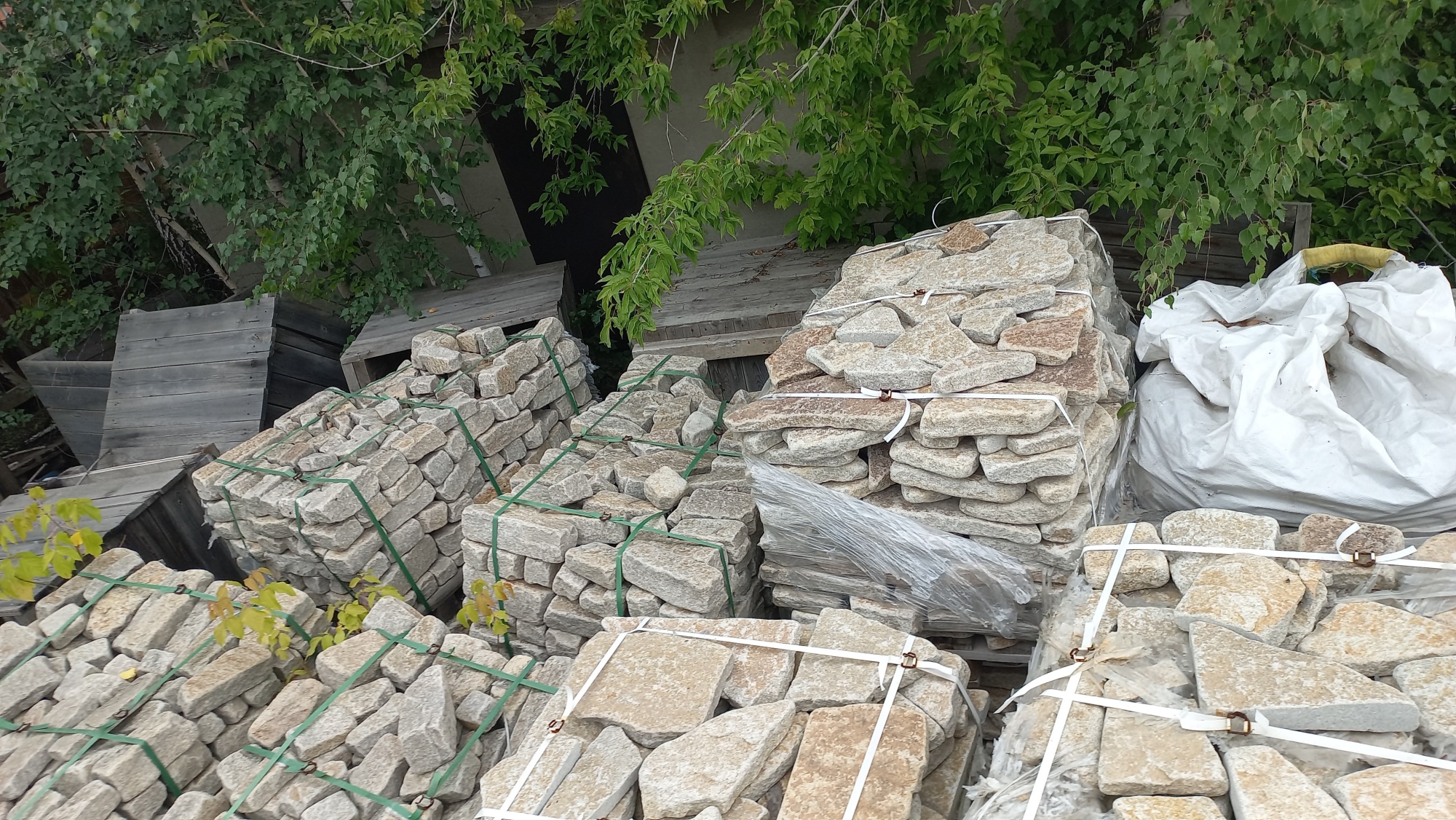 Плитняк гранитный галтованный купить в Верхней Туре