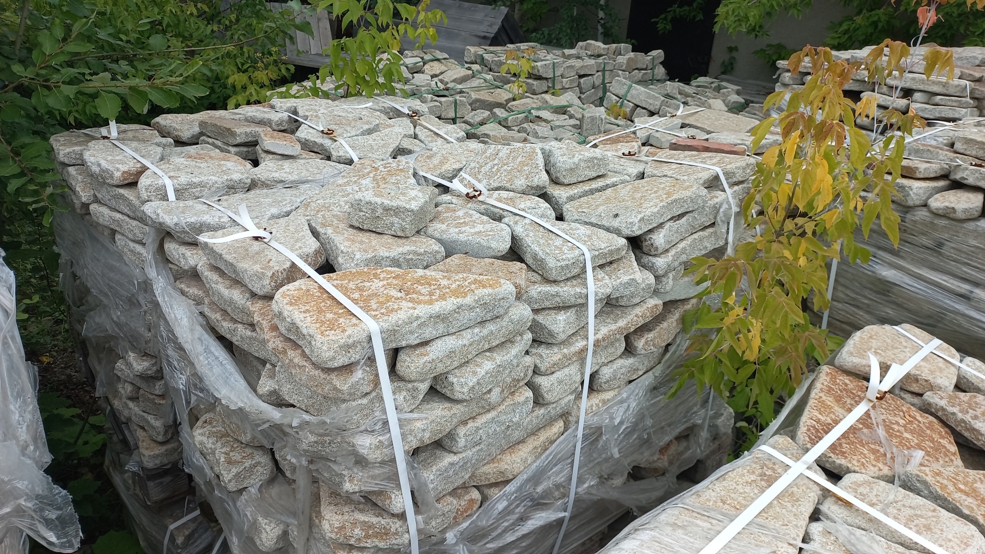 Плитняк галтованный гранитный для ландшафтного дизайна купить в Верхней Туре