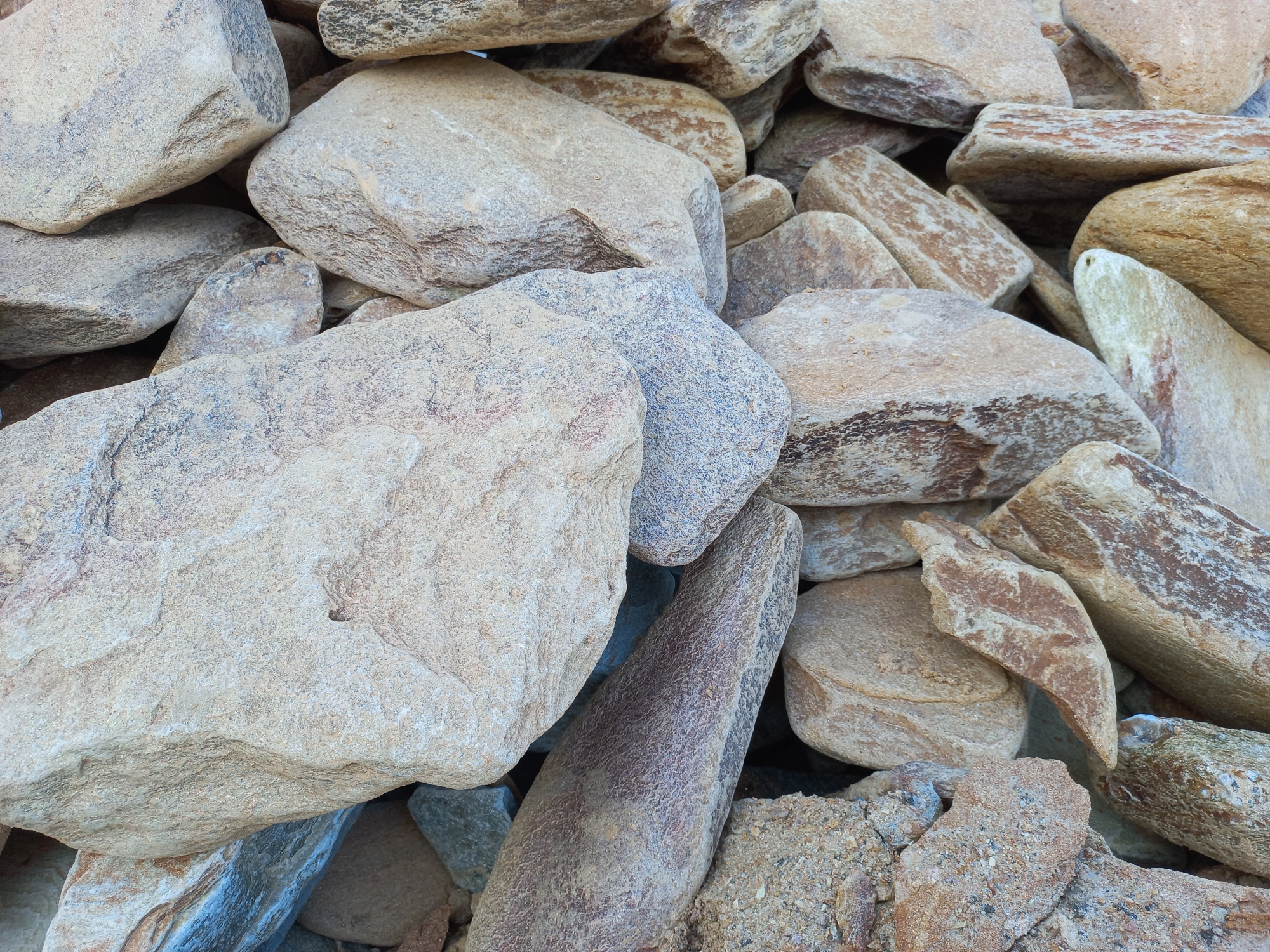 Златолит жёлтый, жёлто-зелёный глыбки и валуны для ланшафтного дизайна купить в Верхней Туре