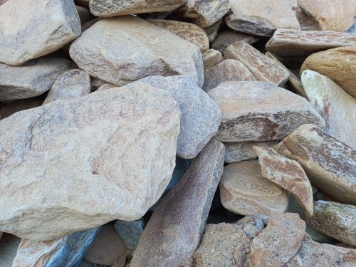 Златолит жёлтый, жёлто-зелёный глыбки и валуны для ланшафтного дизайна купить в Верхней Туре