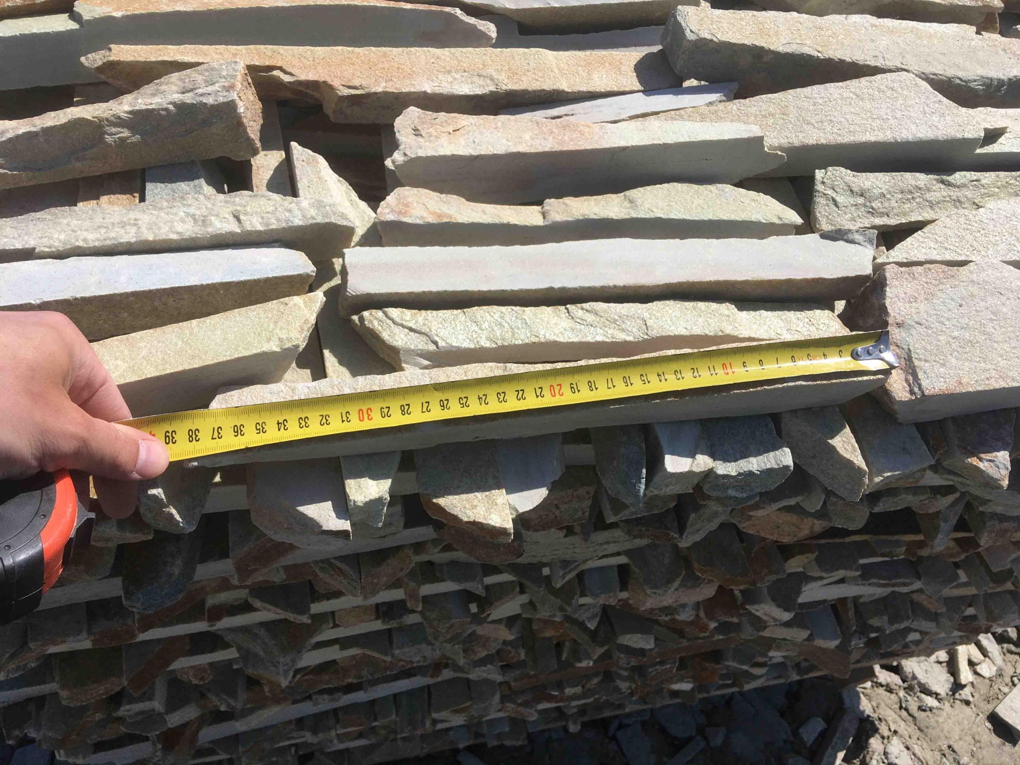 Горбушка златолит золотистый для облицовки купить в Верхней Туре