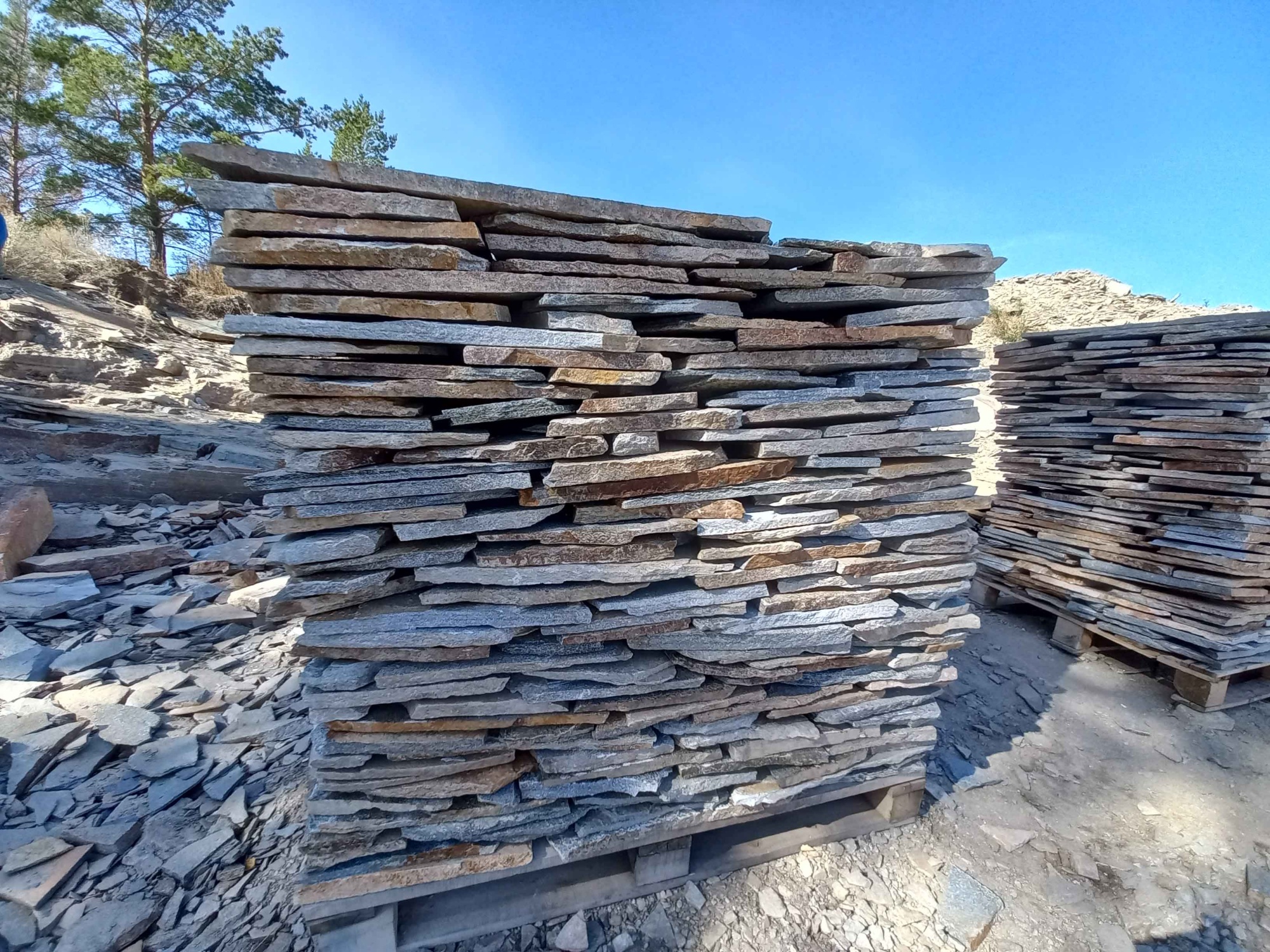 Плитняк златолит серебристый для фасада купить в Верхней Туре