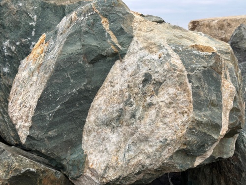 Гигантские зелёные валуны для ландшафтного дизайна весом более 5 тонн купить в Верхней Туре