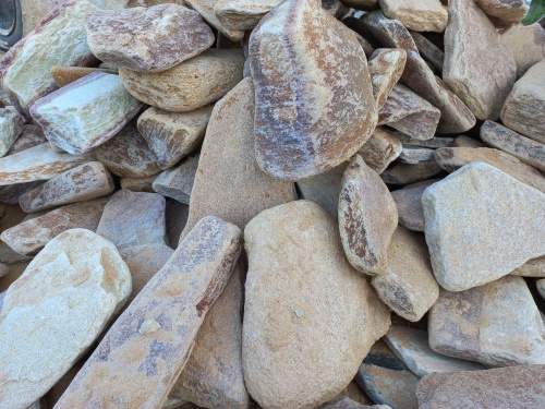 Златолит жёлтый, жёлто-зелёный глыбки и валуны для ланшафтного дизайна купить в Верхней Туре