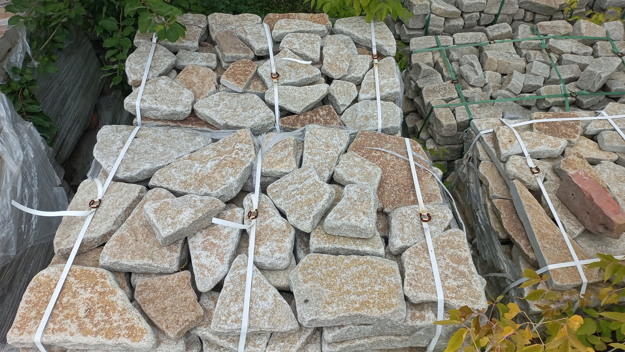 Гранитный плитняк галтованный для мощения купить в Верхней Туре