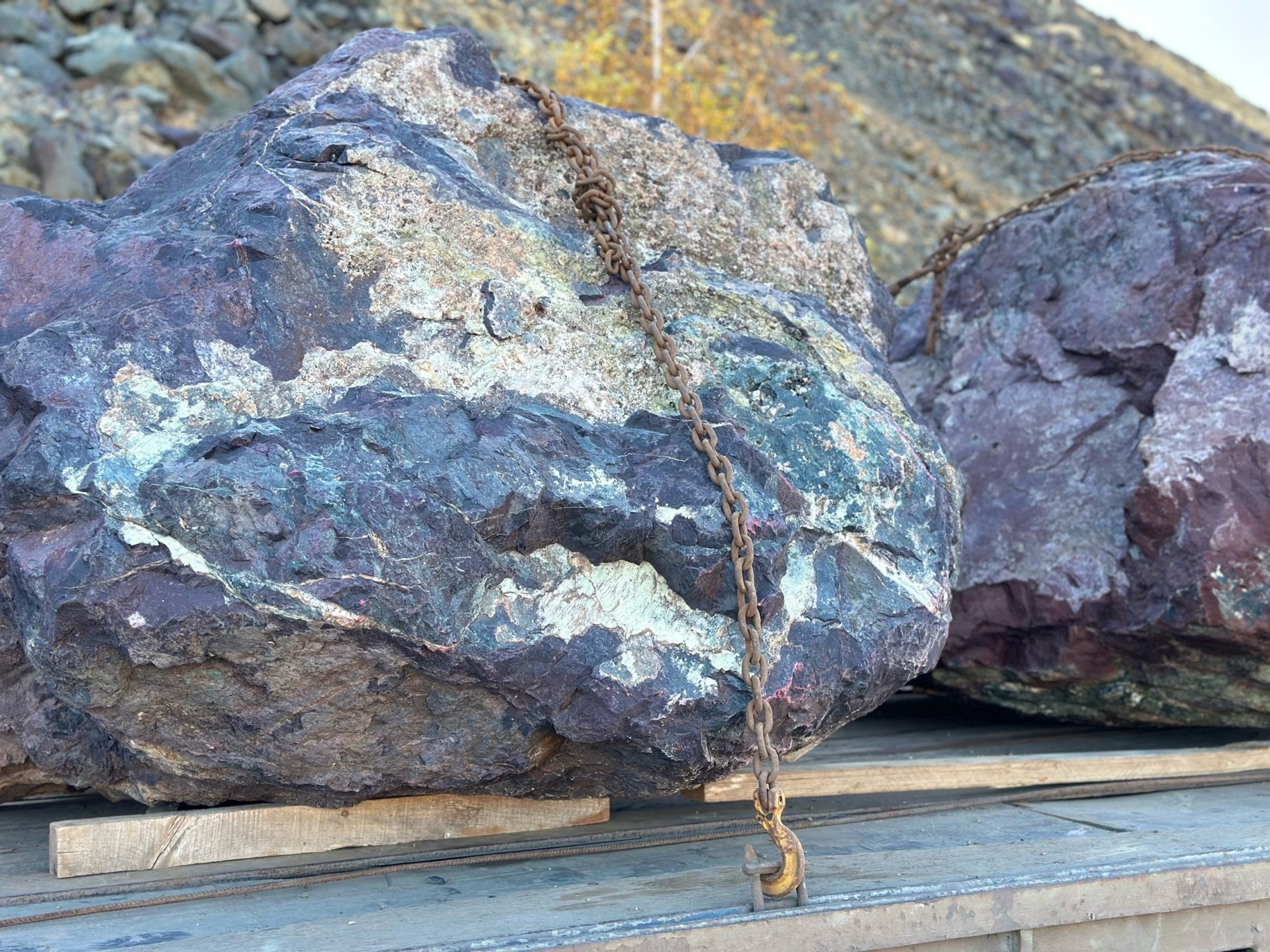 Огромные красно-фиолетовые валуны для ландшафтного дизайна весом более 5 тонн купить в Верхней Туре