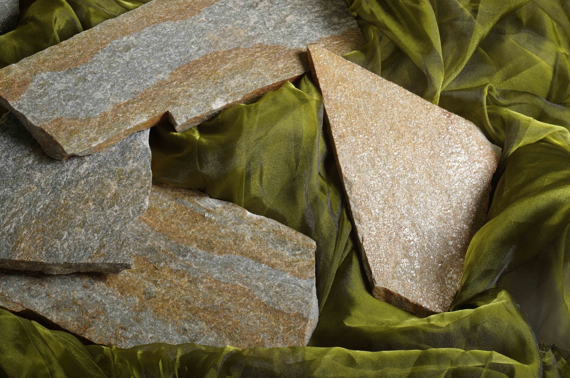 Плитняк златолит Уральский для цоколя, отмостки купить в Верхней Туре