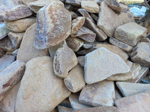 Златолит жёлтый, жёлто-зелёный глыбки и валуны для ланшафтного дизайна купить в Верхней Туре