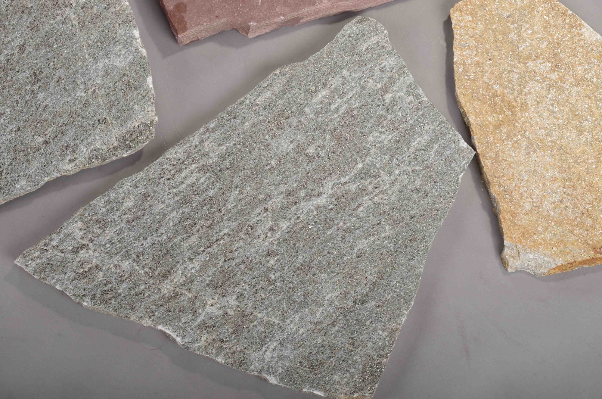 Плитняк златолит Уральский для цоколя, отмостки купить в Верхней Туре