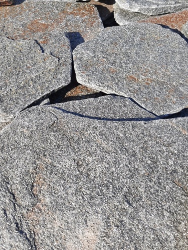 Златолит серебристый галтованный для лестниц купить в Верхней Туре