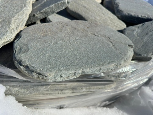 Плитняк златолит зелёный галтованный для мощения на бетон купить в Верхней Туре